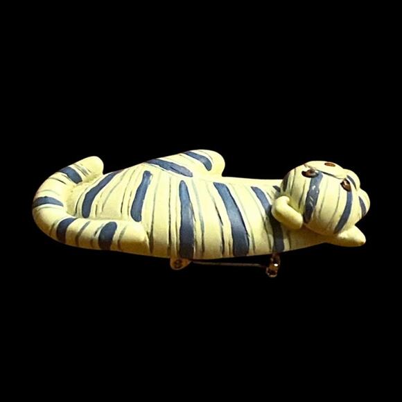 Vintage Blue and White Painted Ceramic Tiger Cat Brooch - Picture 2 of 7